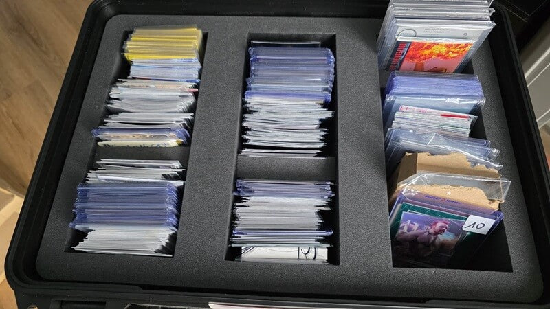 Sammelkarten und Slabs in der Schaumstoffeinlage eines SlabDex S100