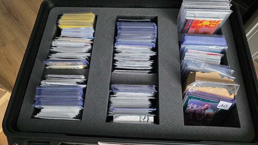 Sammelkarten und Slabs in der Schaumstoffeinlage eines SlabDex S100